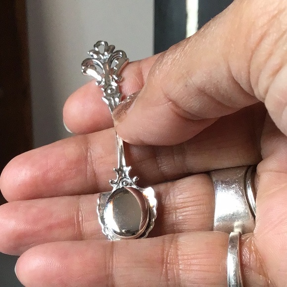 Locket/ Pendant Silvertone.Shiny and CUTE! VeryDainty, sweet and a perfect gift! - Picture 2 of 6